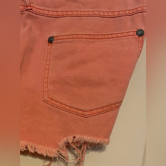 Free People Sz-28”Waist Distressed Peach Jean Shorts w/Unfinished Hem, Well Worn - Picture 11 of 16